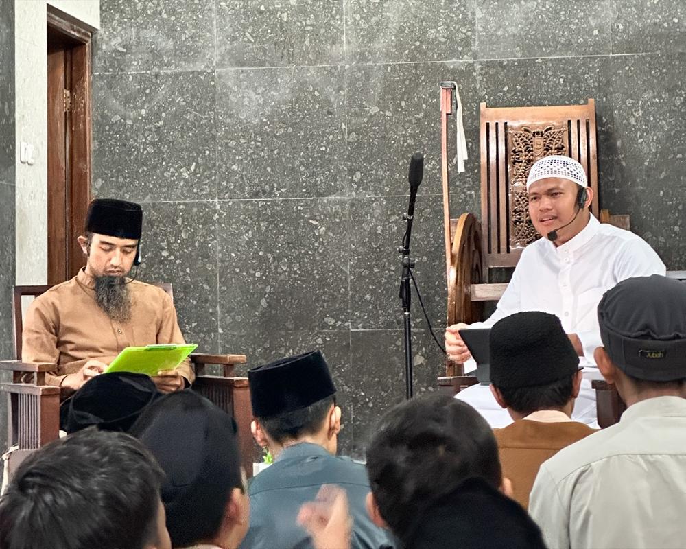 Farhan mengisi sesi tanya jawab di hadapan jamaah