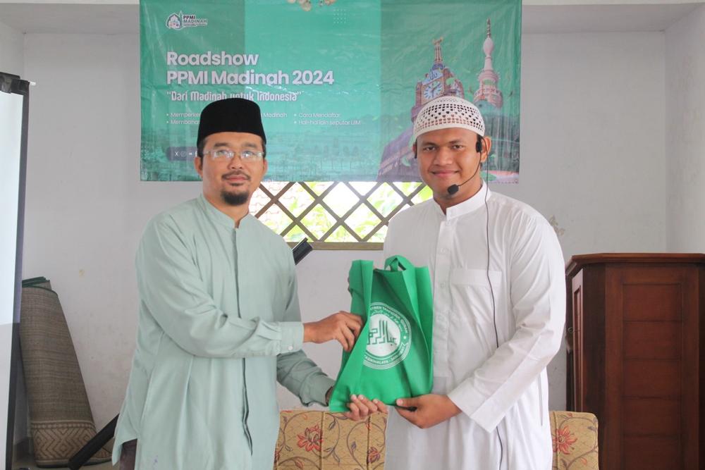 Farhan menerima cinderamata pada Roadshow PPMI Madinah 2024