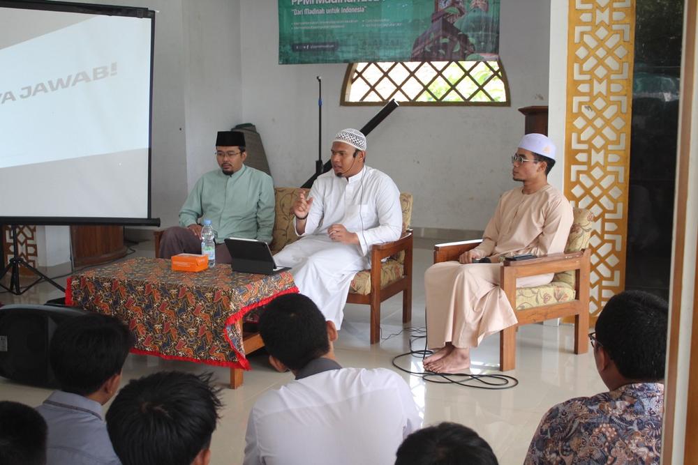 Farhan menjadi pembicara dalam sesi tanya jawab Roadshow PPMI Madinah 2024