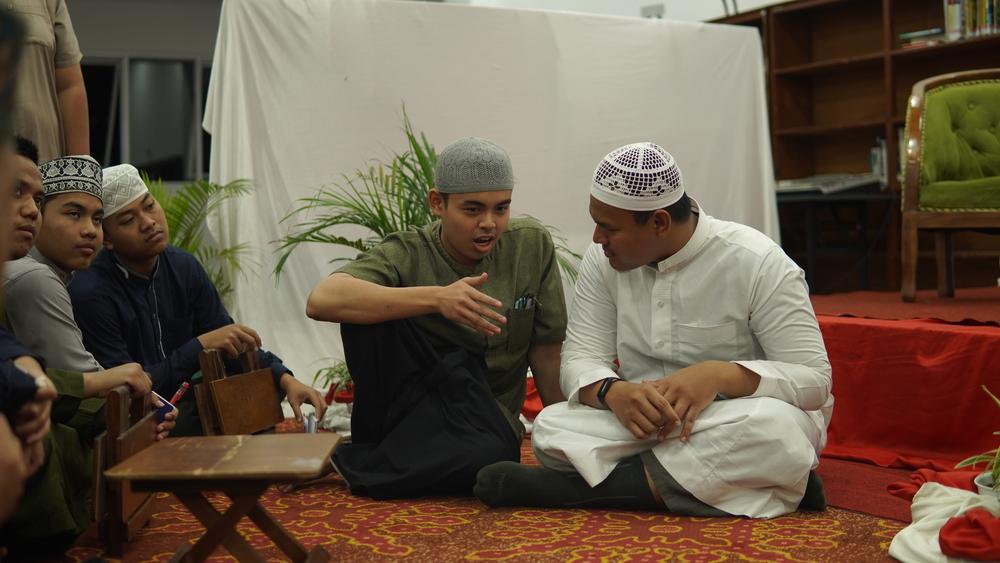 Farhan berbincang dengan peserta di sela Study in Middle East Expo 2023